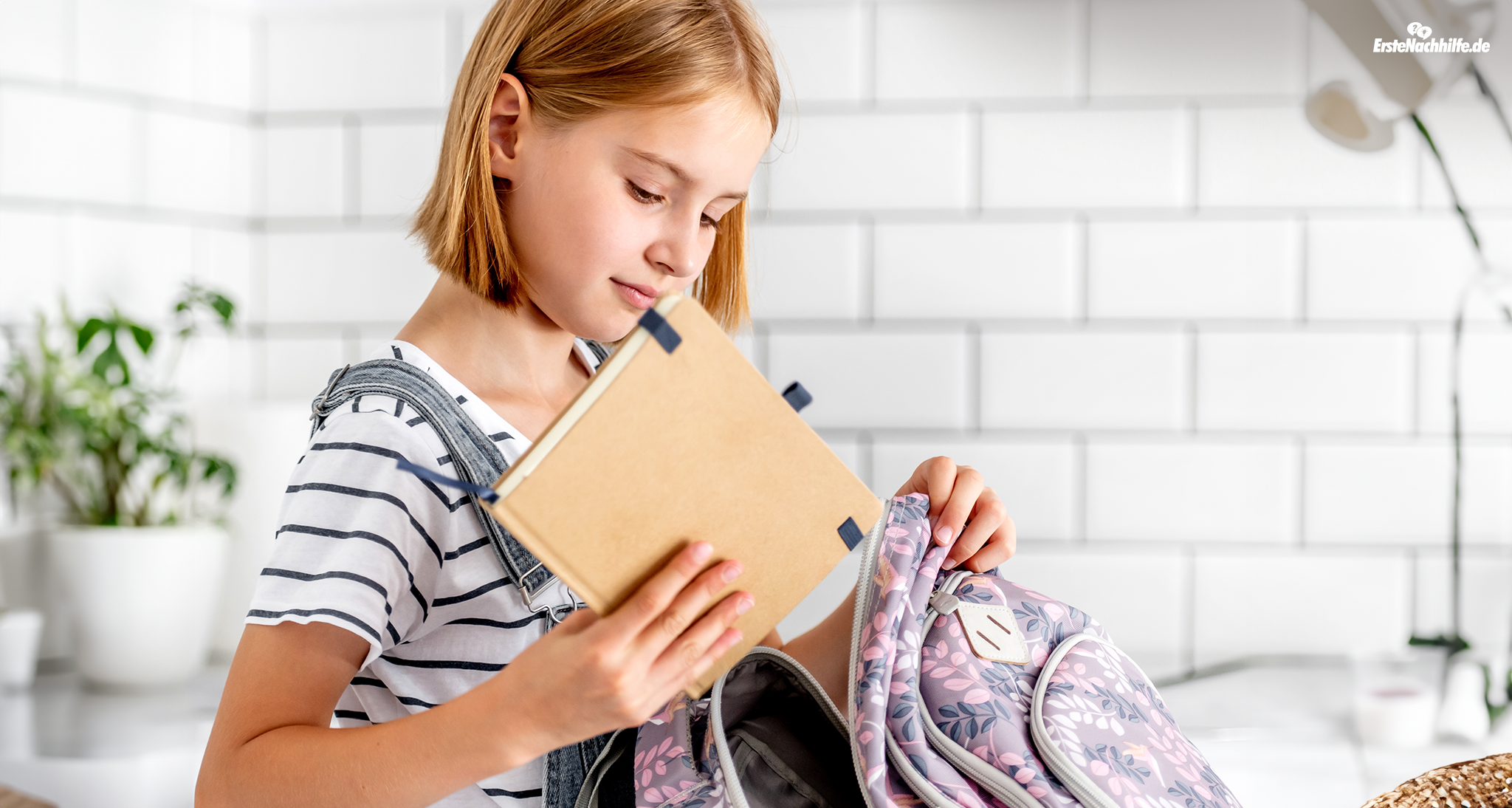 Junges Mädchen packt ihren Rucksack.